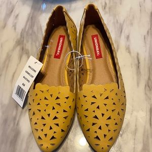 *NWT* Unionbay mustard cut out flats